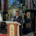 Mężczyzna przemawia przez mikrofon.