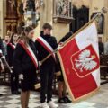 Poczet sztandarowy składa hołd pod ołtarzem.