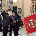 Poczet sztandarowy składa hołd pod ołtarzem.