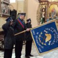 Poczet sztandarowy składa hołd pod ołtarzem.