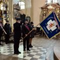 Poczet sztandarowy składa hołd pod ołtarzem.
