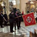 Poczet sztandarowy składa hołd pod ołtarzem.