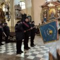 Poczet sztandarowy składa hołd pod ołtarzem.