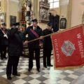 Poczet sztandarowy składa hołd pod ołtarzem.