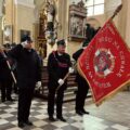 Poczet sztandarowy składa hołd pod ołtarzem.