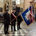 Poczet sztandarowy składa hołd pod ołtarzem.