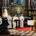 Ksiądz proboszcz prowadzi mszę świętą, obok ministranci.