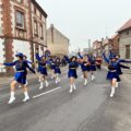 Mażoretki podczas przemarszu