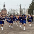Marsz mażoretkowy pod pomnikiem