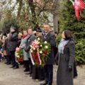 Uczestnicy wydarzenia z wiązankami kwiatów.