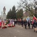 Sztandary odmaszerowują spod pomnika.