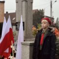 Harcerz pełni wartę przy pomniku.