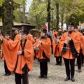 Orkiestra dęta gra na instrumentach