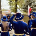 Mażoretki oczekują na przemarsz