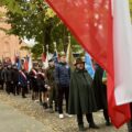 Poczty sztandarowe wychodzą z kościoła.