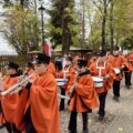 Orkiestra dęta gra na instrumentach