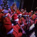 Orkiestra Dęta podczas występu w świątecznych czapkach.