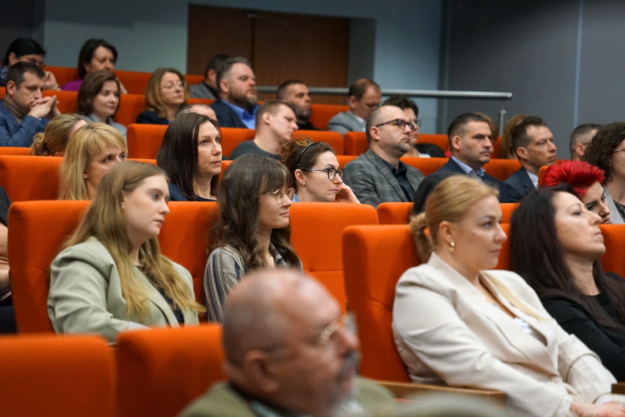 Na zdjęciu osoby siedzące na widowni podczas konferencji.