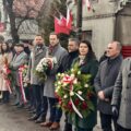 Na zdjęciu osoby uczestniczące w uroczystości na rynku, wśród nich m.in. zastępca wójta Waldemar Kalitka, przewodnicząca rady gminy Monika Maćkowiak, wicestarosta Wolsztyna i burmistrz Wolsztyna oraz sołtys Barchlina Niektóre osoby trzymają wiązanki kwiatów.