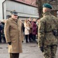 Na zdjęciu major Włodzimierz Wiśniewski wraz z jednym z żołnierzy. W tle reszta osób przybyłych na uroczystość.