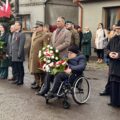 Na zdjęciu osoby uczestniczące w uroczystości na rynku, wśród nich m.in. wójt gminy Janusz Frąckowiak, zastępca wójta Waldemar Kalitka, przewodnicząca rady gminy Monika Maćkowiak, proboszcz parafii Przemęt Jarosław Kaczmarek, senator Jan FIlip Libicki i żołnierze z 5 Lubuskiego Pułku z Sulechowa. Niektóre osoby trzymają wiązanki kwiatów.