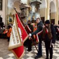 Na zdjęciu poczet sztandarowy składający się uczniów szkoły z Bucza. Poczet oddaje honory przed ołtarzem w kościele.