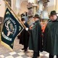 Na zdjęciu poczet sztandarowy Polski Związek Łowiecki "Darz Bór" oddający honory przed ołtarzem w kościele.