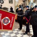 Na zdjęciu poczet sztandarowy Związku Ochotniczych Straży Pożarnych oddający honory przed ołtarzem w kościele.