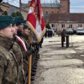 Na zdjęciu żołnierze z 5 Lubuskiego Pułku stoją w rzędzie na rynku.