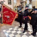 Na zdjęciu poczet sztandarowy oddający honory przed ołtarzem w kościele.
