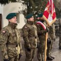 Na zdjęciu żołnierze z 5 Lubuskiego Pułku stoją w rzędzie na rynku.
