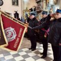 Na zdjęciu poczet sztandarowy Związku Ochotniczych Straży Pożarnych oddający honory przed ołtarzem w kościele.