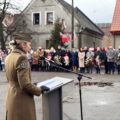 Na zdjęciu kobieta z 5 Lubuskiego Pułku przemawia podczas uroczystości na rynku.