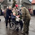 Na zdjęciu senator Libicki podczas składania wiązanki pod pomnikiem.