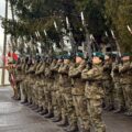 Na zdjęciu żołnierze z 5 Lubuskiego Pułku stoją w dwuszeregu podczas uroczystości na rynku.
