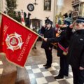 Na zdjęciu poczet sztandarowy Związku Ochotniczych Straży Pożarnych oddający honory przed ołtarzem w kościele.