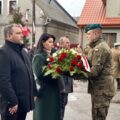 Na zdjęciu żołnierz odbiera wiązankę kwiatów od delegacji składającej się z przewodniczącej Moniki Maćkowiak, sołtysa Barchlina i jeszcze jednej osoby.