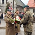 Na zdjęciu żołnierz odbierający z rąk przedstawicieli 5 Lubuskiego Pulku wiązankę kwiatów..