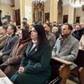 Zdjęcie przedstawia osoby siedzące w ławkach podczas mszy świętej. Wśród nich m.in.: wójt gminy Janusz Frąckowiak, przewodnicząca rady Monika Maćkowiak, zastępca wójta Waldemar Kalitka oraz skarbnik gminy Bożena Ćwiklińska.