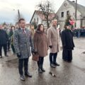 Na zdjęciu wójt Janusz Frąckowiak, zastępca Waldemar Kalitka, skarbnik Bożena Ćwiklińska oraz ksiądz Jarosław Kaczmarek podczas oddawania hołdu pod pomnikiem na rynku. W tle reszta delegacji.
