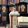 Na zdjęciu proboszcz parafii w Przemęcie podczas odprawiania mszy świętej.