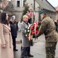 Na zdjęciu żołnierz odbiera wiązankę kwiatów od delegacji, która składa się m.in. z wicestarosty Mariusza Silskiego oraz Pani Patrycji Pabich.