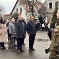 Na zdjęciu delegacje ustawione w rzędzie aby złożyć wiązanki kwiatów pod pomnikiem.