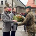 Na zdjęciu żołnierz odbiera wiązankę kwiatów od delegacji składającej się m.in. z burmistrza Wolsztyna.
