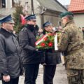 Na zdjęciu żołnierz odbiera wiązankę kwiatów od delegacji. złożonej z przedstawicieli OSP.