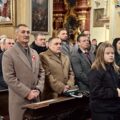 Na zdjęciu osoby stojące podczas mszy świętej, wśród nich m.in. wójt Janusz Frąckowiak oraz zastępca wójta Waldemar Kalitka.