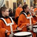 Na zdjęciu osoby należące do orkiestry dętej w Przemęcie podczas grania pieśni na mszy świętej w kościele.