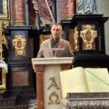 Na zdjęciu wójt Janusz Frąckowiak przemawia podczas mszy świętej w kościele.