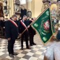 Na zdjęciu poczet sztandarowy Polskiego Związku Ludowego - zarząd gminny w Przemęcie oddający honory przed ołtarzem w kościele.
