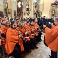 Na zdjęciu osoby należące do orkiestry dętej w Przemęcie podczas grania pieśni na mszy świętej w kościele.